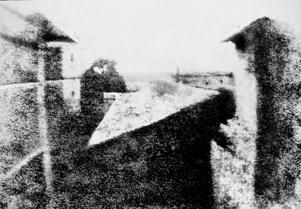 Point de vue du Gras (1826) – Η πρώτη γνωστή φωτογραφία στην ιστορία από τον Nicéphore Niépce, τραβηγμένη με την τεχνική της ηλιογραφίας, απεικονίζει τη θέα από το παράθυρο του σπιτιού του στη Γαλλία.