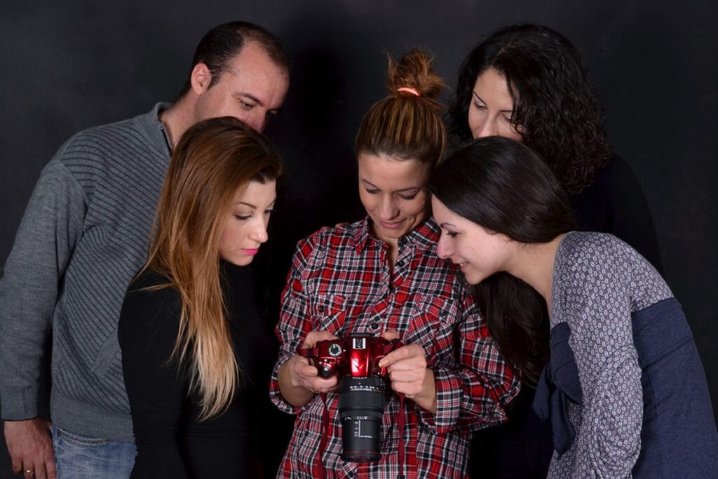 Μαθητές της Photoglobe εξετάζουν τα αποτελέσματα λήψεων κατά τη διάρκεια ενός μαθήματος.