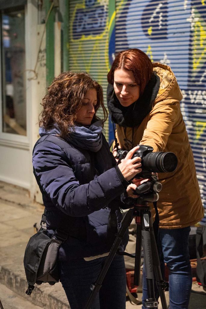 Καθοδήγηση από την Βασιλική Ελευθερίου της Photoglobe σε μαθήτρια στα πλαίσια ενός σεμιναρίου, σε νυχτερινό σκηνικό στους δρόμους της Θεσσαλονίκης.