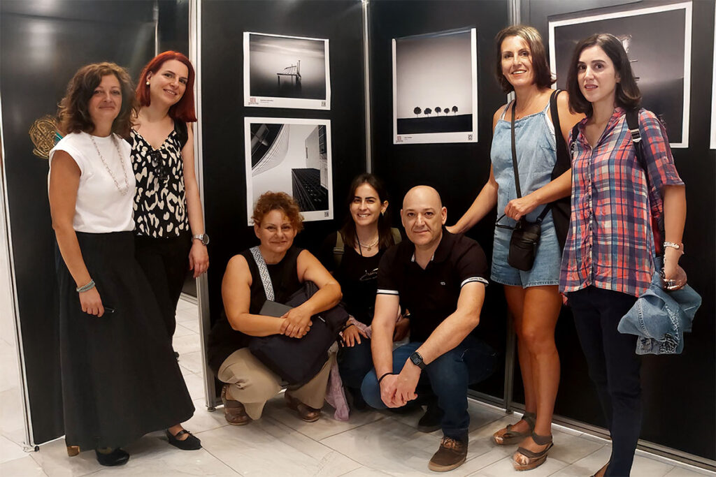Ο Χρήστος Ιωαννίδης με την ομάδα της Photoglobe, μπροστά από τα φωτογραφικά του έργα στην έκθεση Photovision.