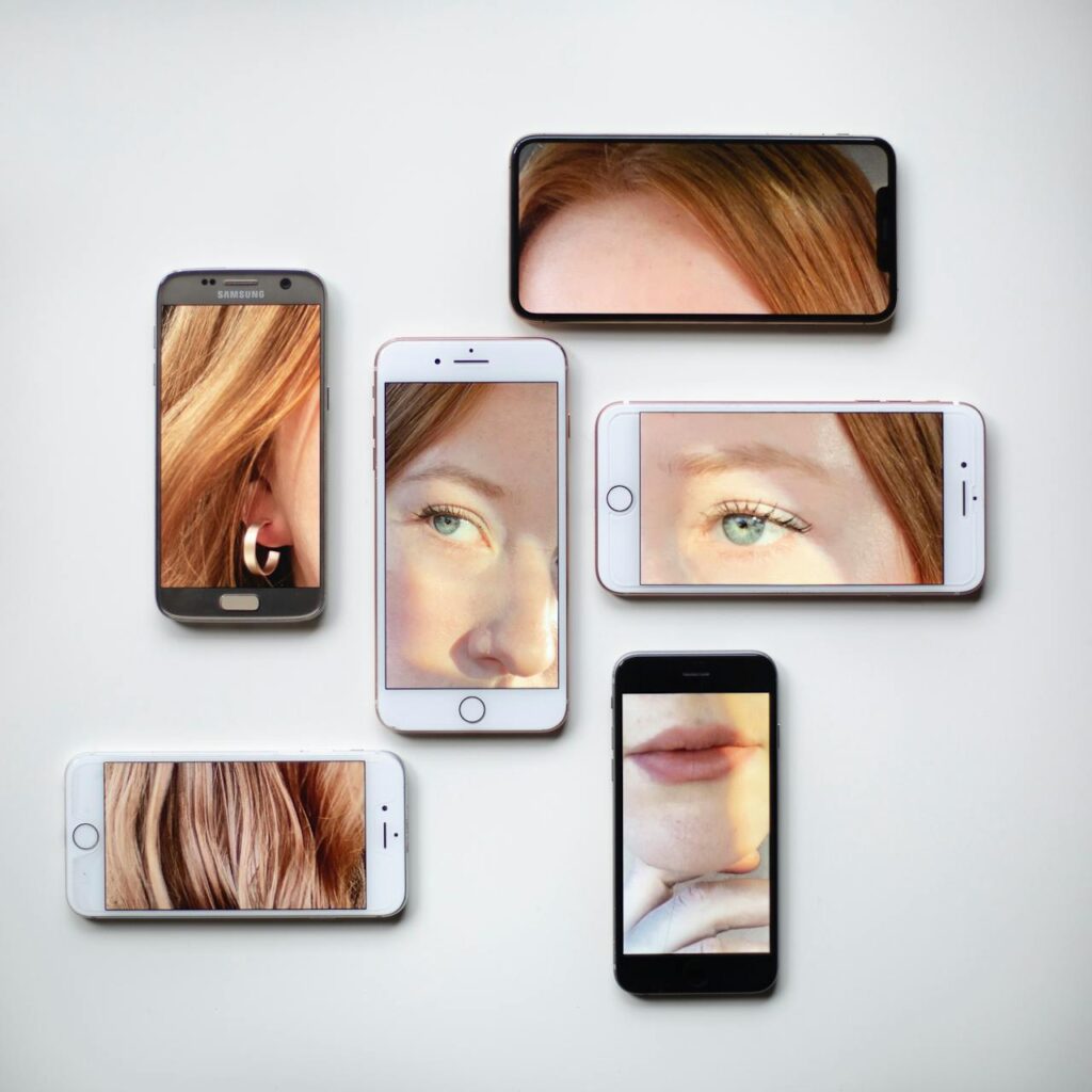 Έξι smartphone προβάλλουν αποσπασματικά κοντινά πλάνα γυναικείου προσώπου, μαλλιών και χαρακτηριστικών σε λευκό φόντο.