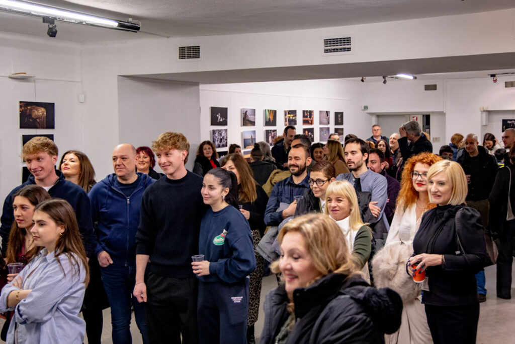 Στιγμιότυπο από τα εγκαίνια της έκθεσης της Photoglobe με τίτλο "Αναμνήσεις" - 2
