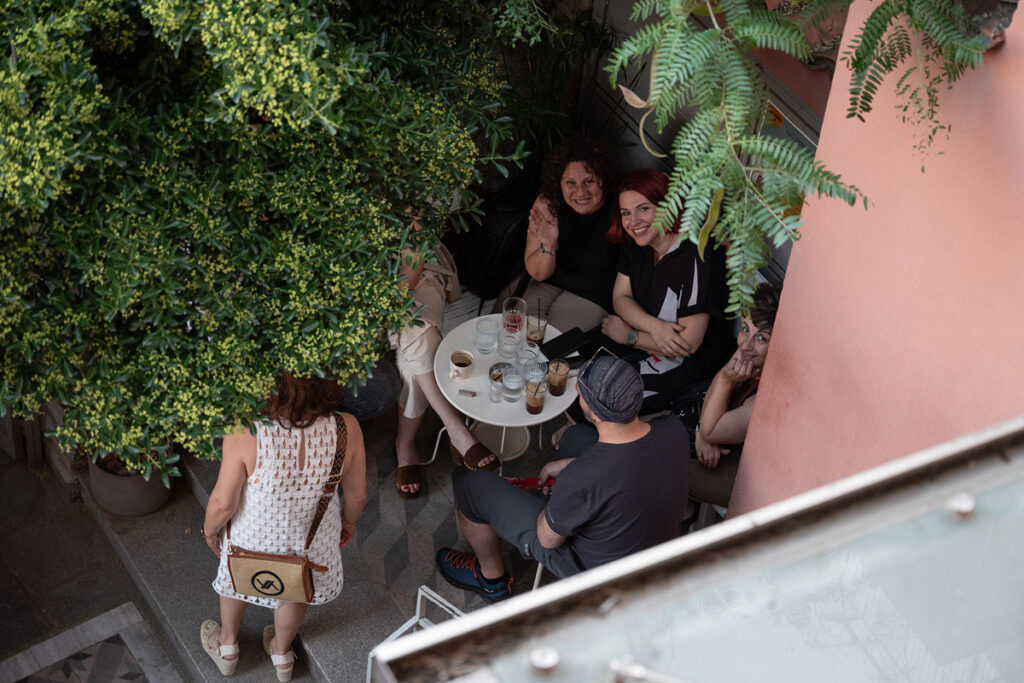 Μαθητές και επισκέπτες της Photoglobe σε στιγμιότυπο από τον εξωτερικό χώρο του Tabya κατά τα εγκαίνια της έκθεσης «Απόπειρες Κίνησης»